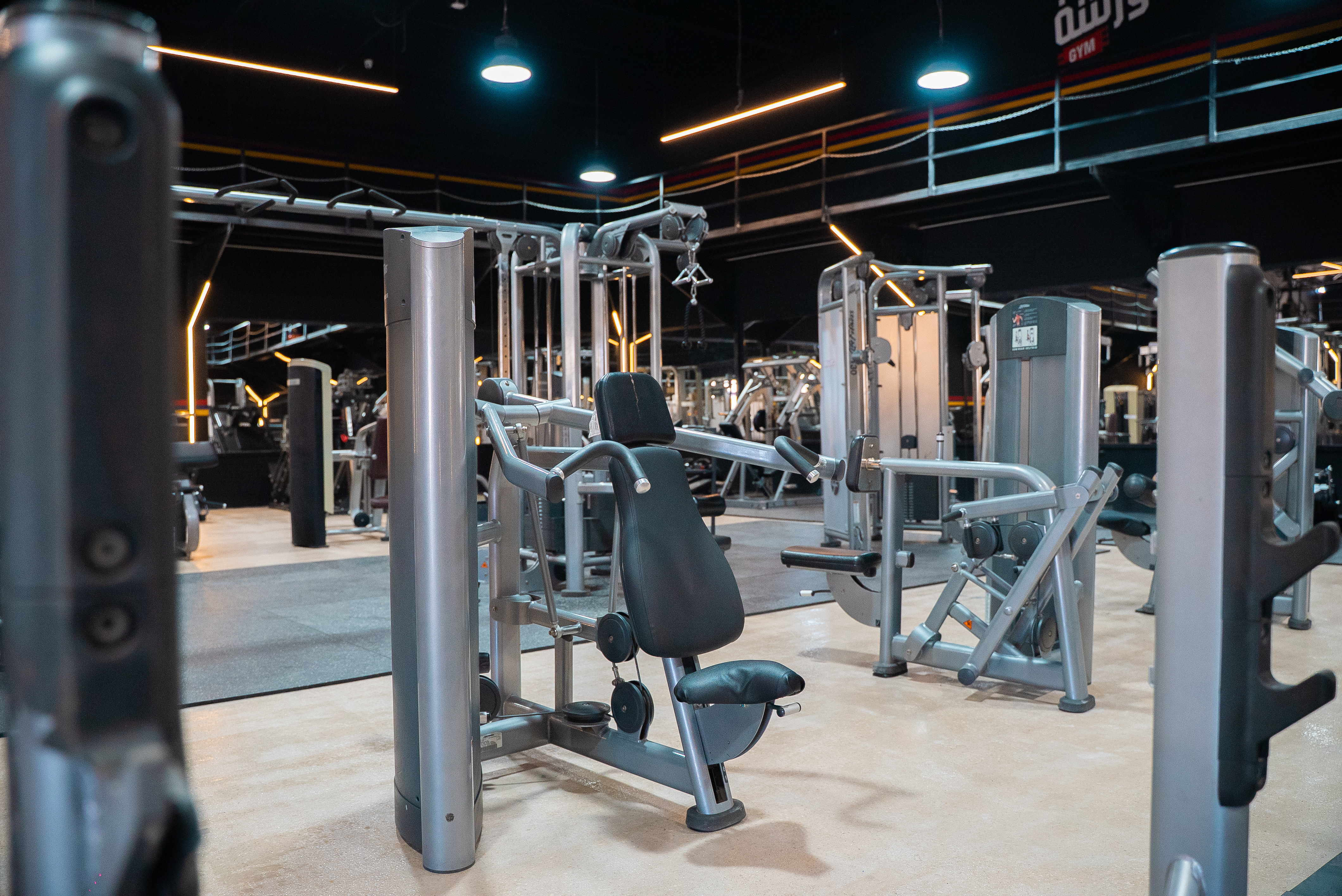 معدات Life Fitness و Hammer Strength داخل الورشة